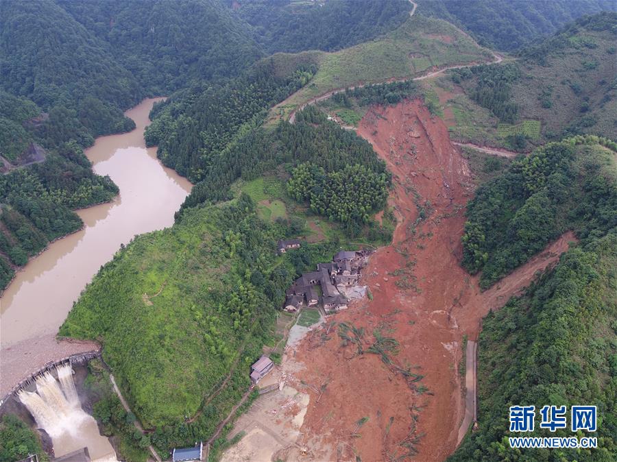 湖南宁乡暴雨引发泥石流 3死19伤