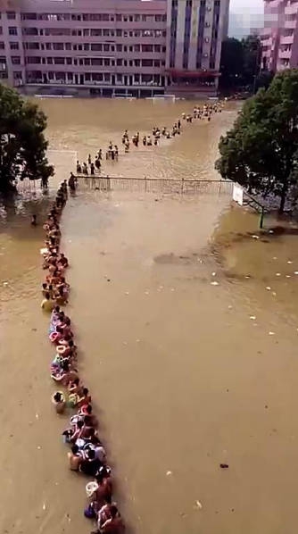 湖南一中学被淹 1300名男生排队涉水转移