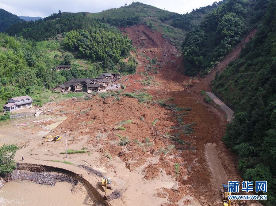 湖南宁乡暴雨引发泥石流 3死19伤