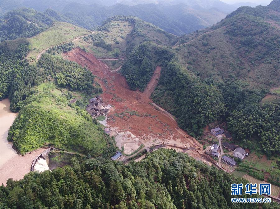 湖南宁乡暴雨引发泥石流 3死19伤