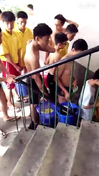 湖南一中学被淹 1300名男生排队涉水转移