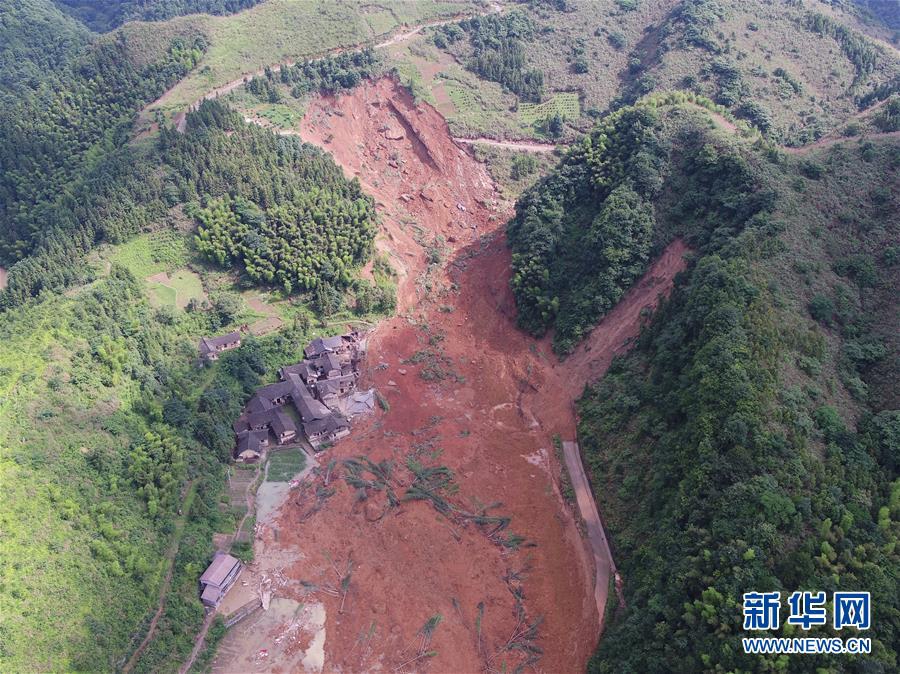 湖南宁乡暴雨引发泥石流 3死19伤