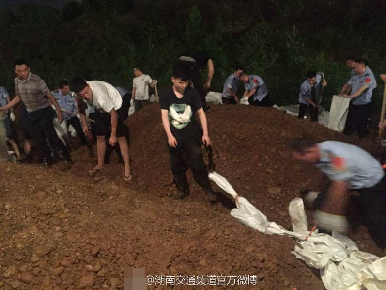把内裤勒到屁缝羞耻打屁股