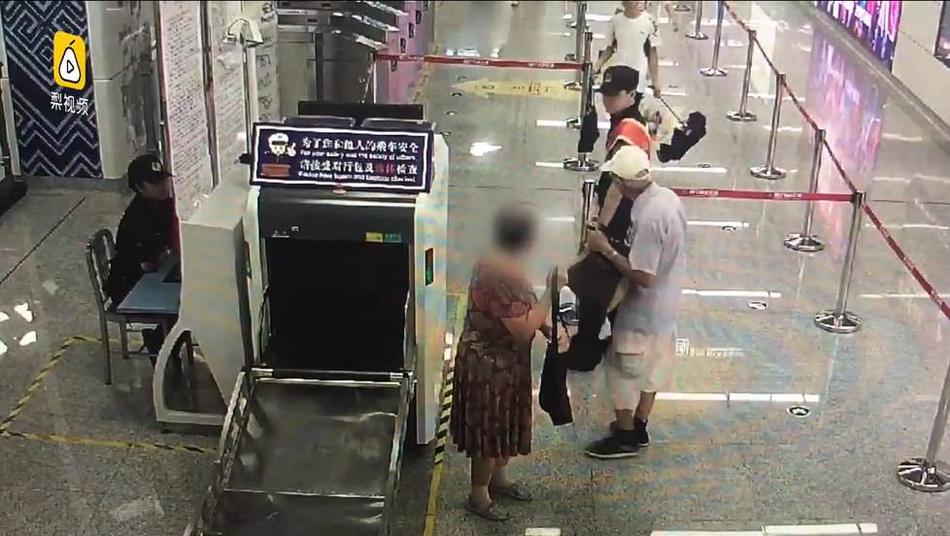 同桌扒开我腿拿震蛋器折磨我