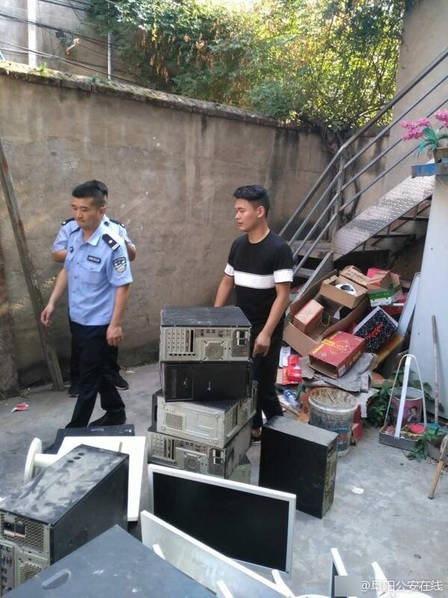 美女扒开内 内裤看个够