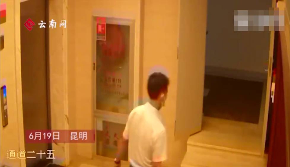 一小孩和妈妈摘萝卜不盖被子(黄)