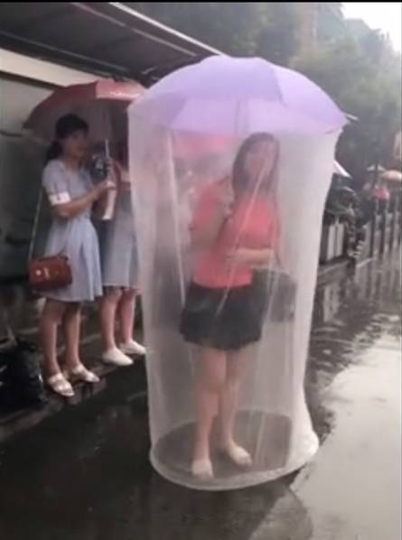 男Ji大巴进入女人的图片