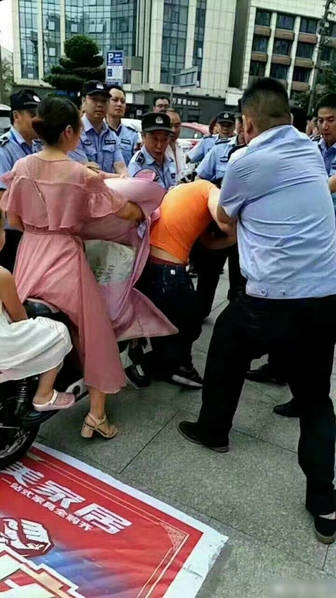 被两个领导捏奶头办公室揉弄小雪