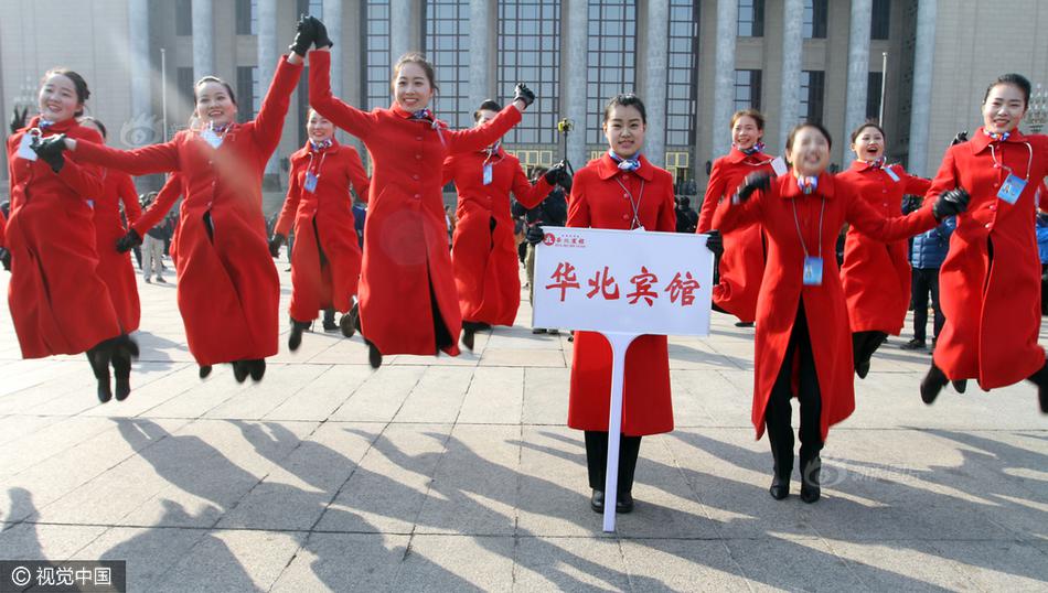 被宿友集体扒开腿调教
