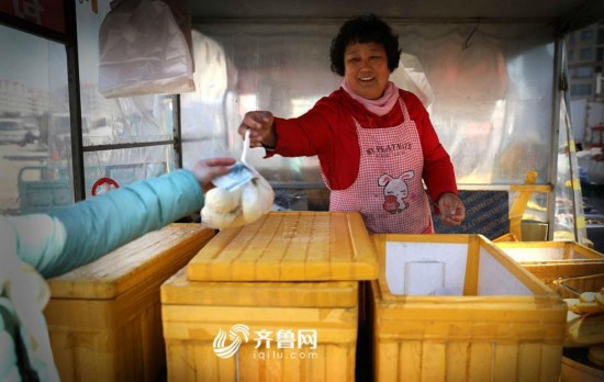 偷窥沟厕女厕白嫩大屁股
