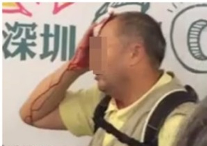 把 伸进女人的 公交车