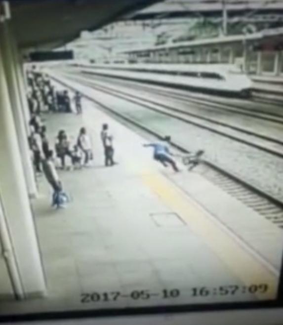 十八禁 纲手被爽到爆衣