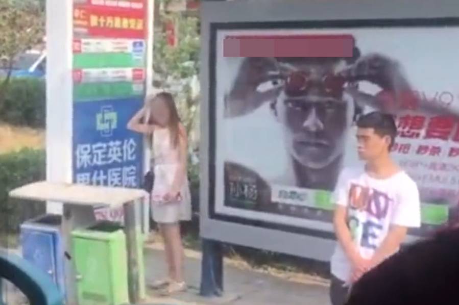 美女扒开胸露出奶头亲吻图片