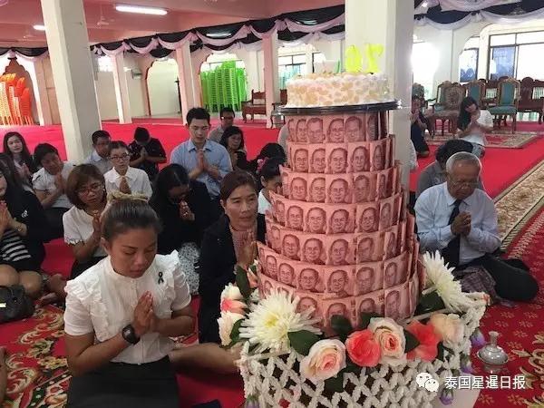 女人扒开屁股让男人捅