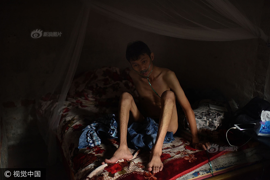 性感狐狸精黑丝足射炸干男教练