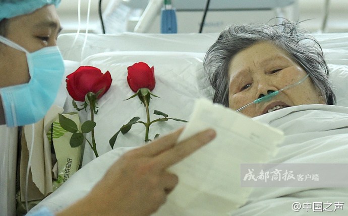 美女扒开尿口让男人桶