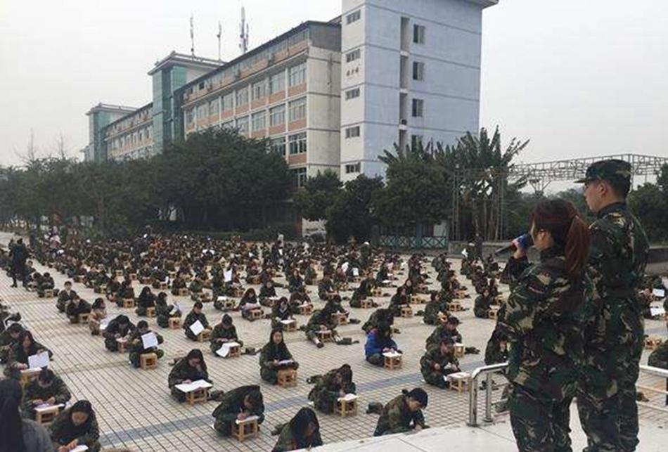 高校千人露天考试 老师用望远镜监考