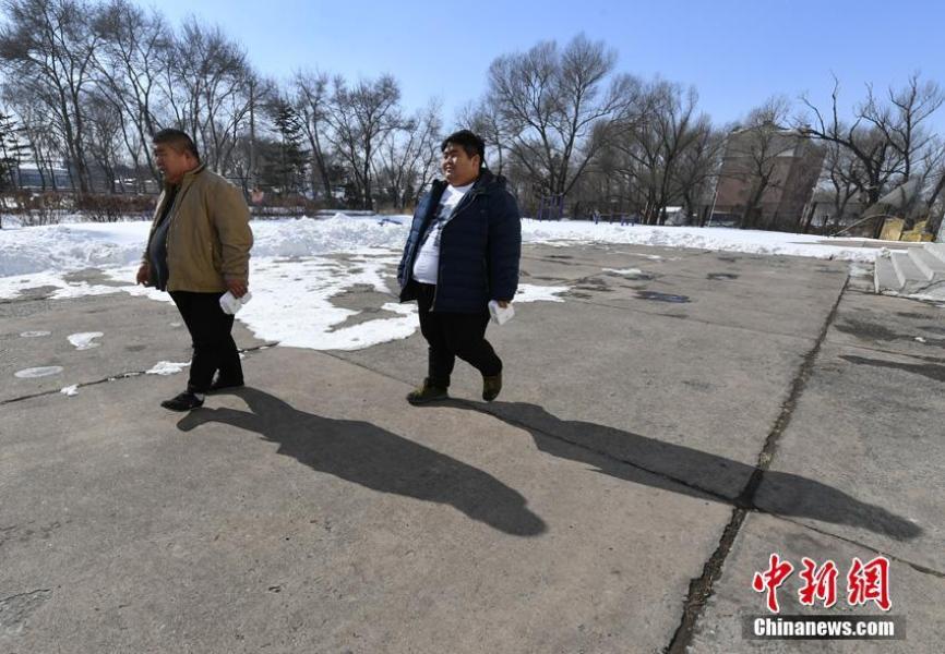 公车上双乳被两男人夹击电影