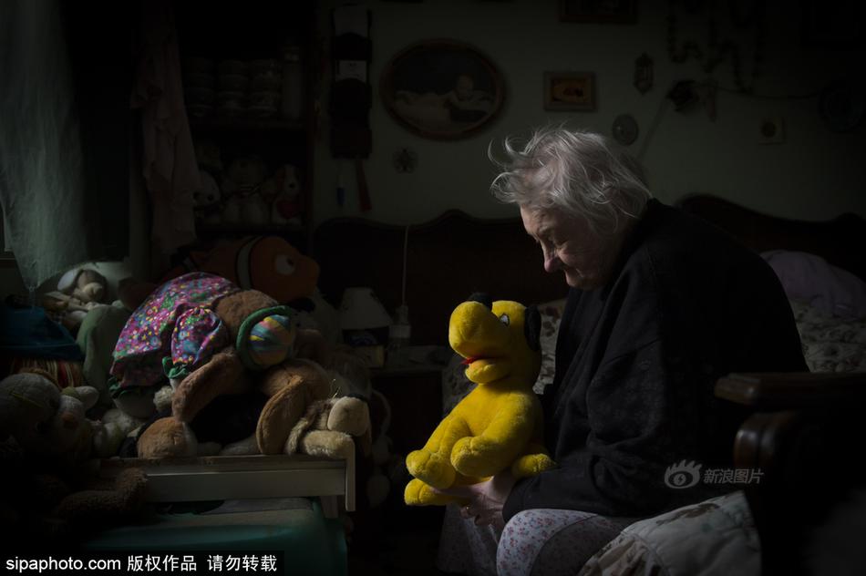 一女三黑人玩4P惨叫