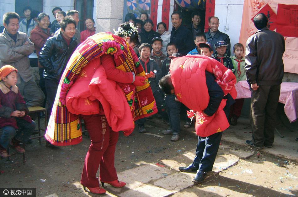 公交车被后入
