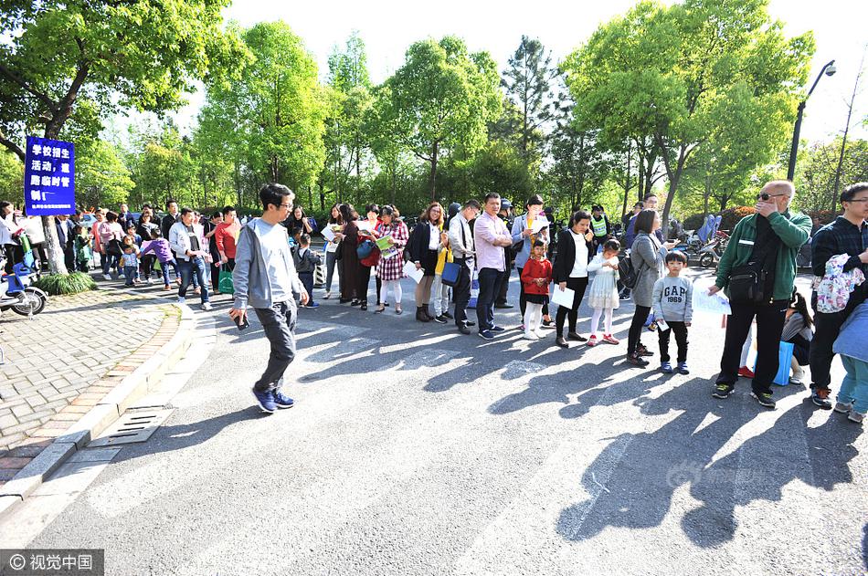 五六个变态玩弄尿孔