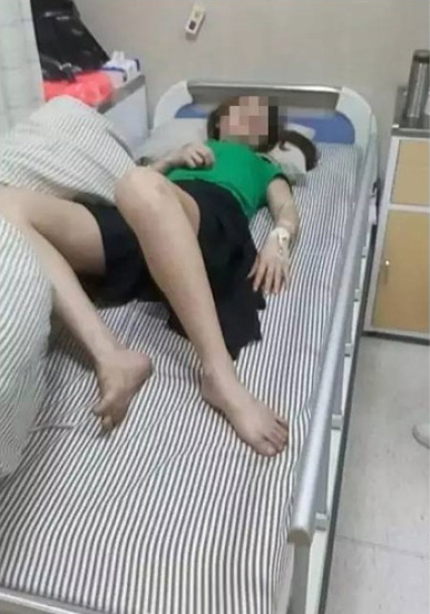 人妻走光