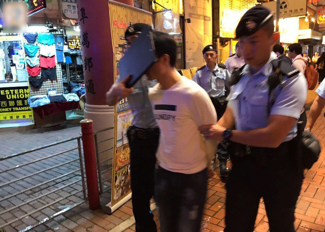 被宿友集体扒开腿调教