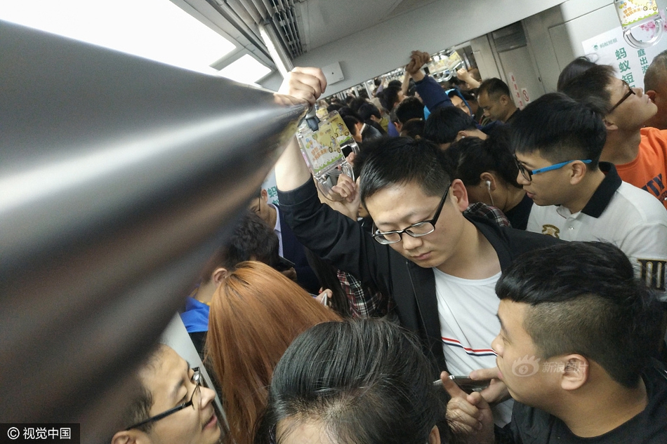 白丝少萝疯狂 喷水自慰