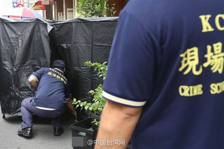 他掀开裙子舌头伸进去看视频