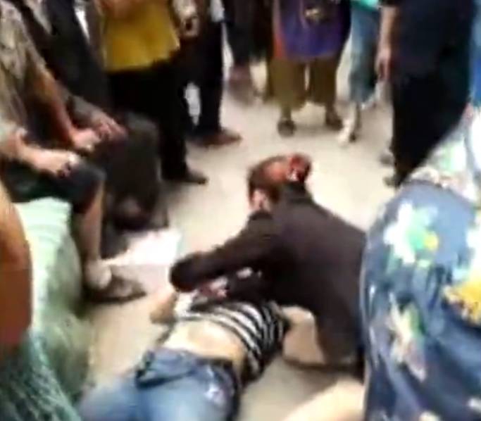 女人趴下脱了内裤光着打屁股