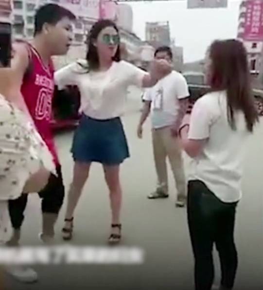 成人亚洲A片V一区二区三区蜜月