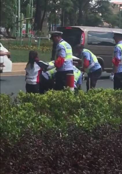 两个男人换着躁我过程