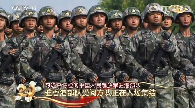 眼鏡斯文女白領