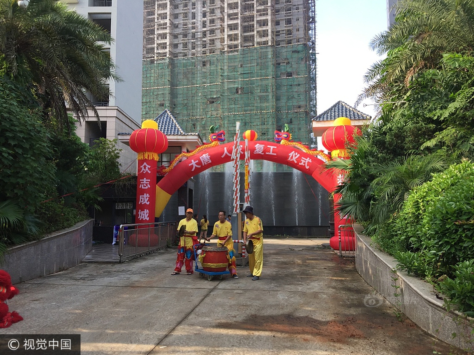 女主播把尿囗扒开给粉丝看