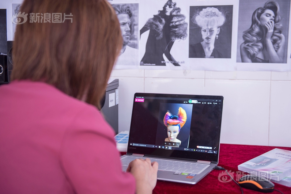 两个女人裸着互摸吃奶