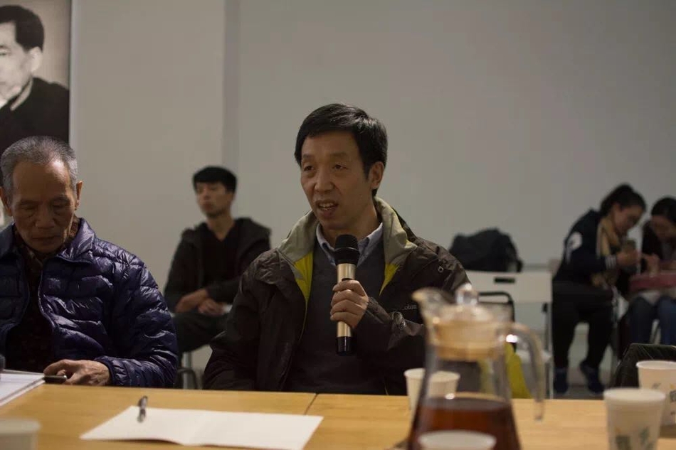 美女扒开胸罩秘 露出奶头亲