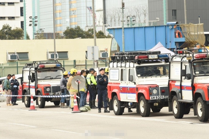 办公室扒开奶罩揉吮奶头A片图片