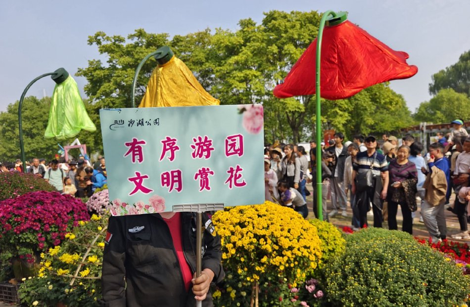 脱了内裤在阳台趴着被c动漫