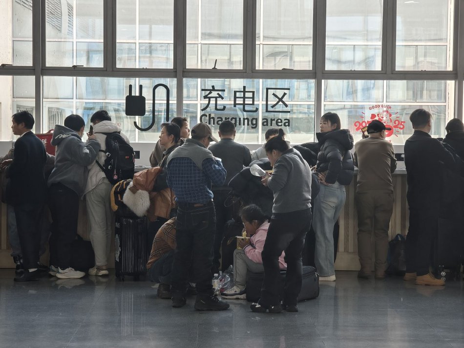 偷拍妇女喝多睡觉走光