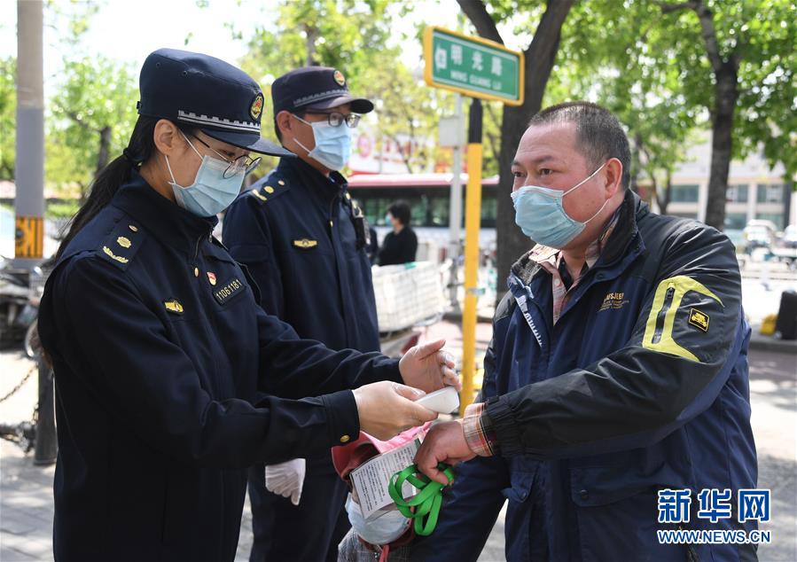 偷偷用丝袜自慰