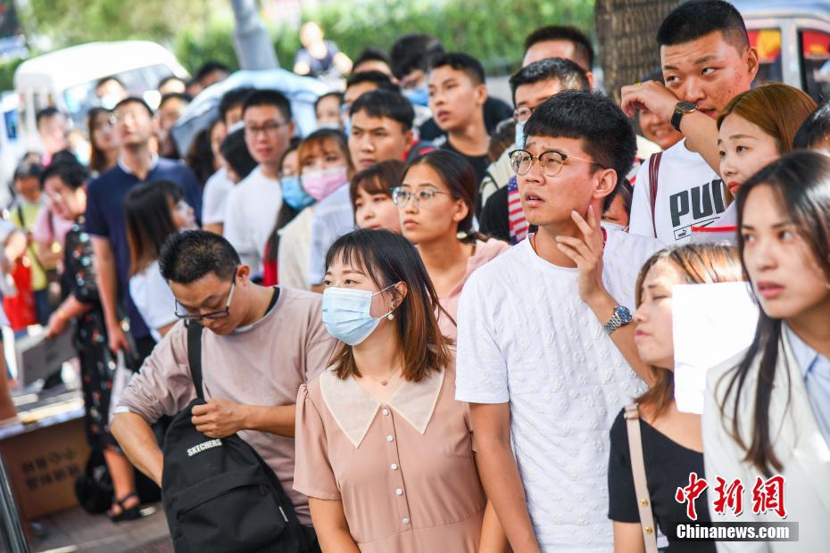 张拍芝跪下吃J8图片