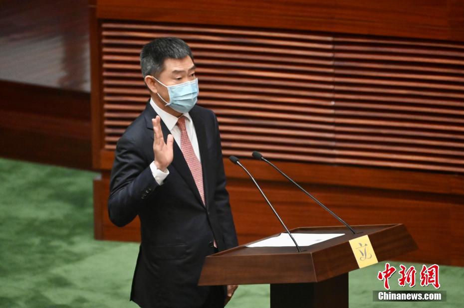 女主把尿口扒开让男主钻进去