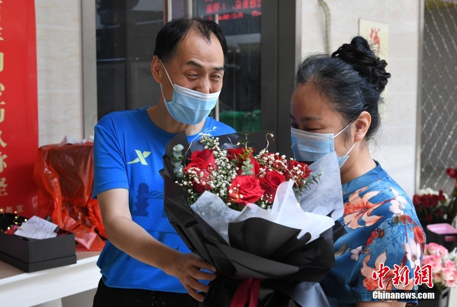 班长摘下奶罩 让我爽了小说
