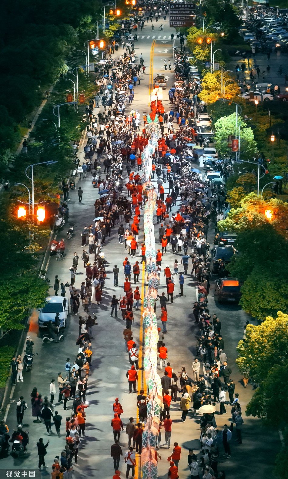 老人做交易森林现场