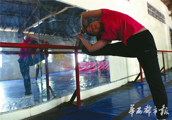 偷窥美女尿泡