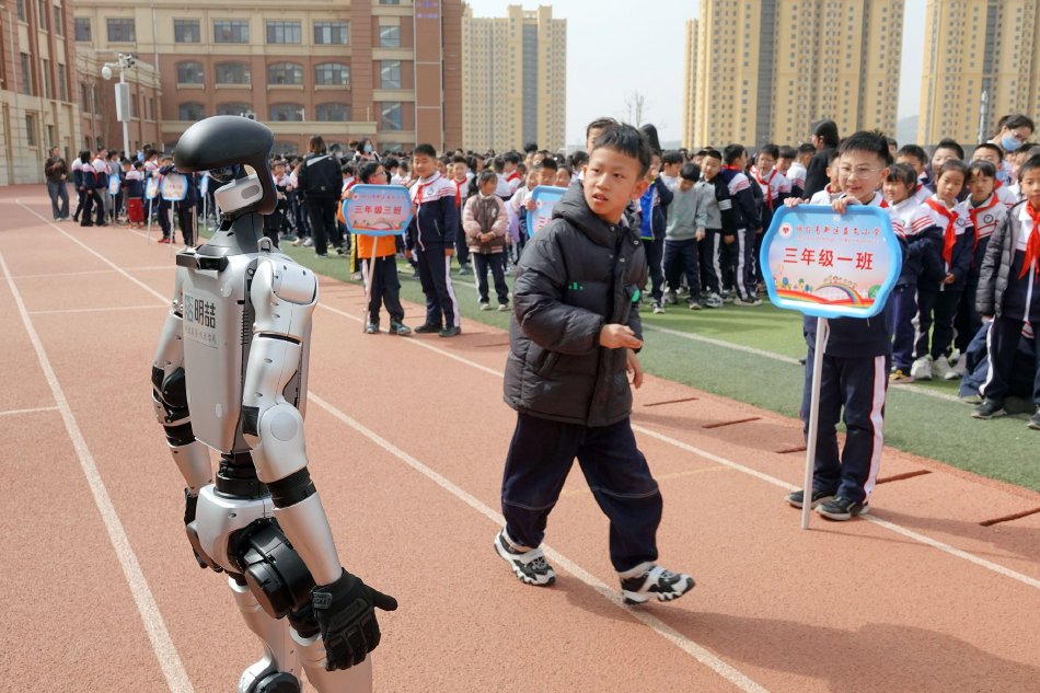 两男吸乳一女奶动态图