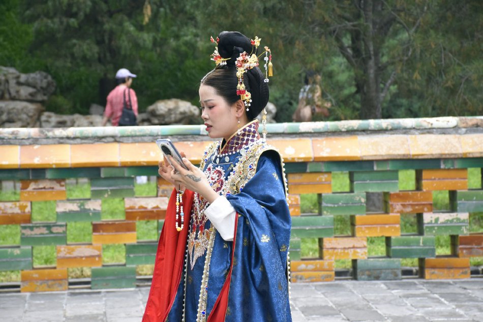 女生挑战胸无遮挡
