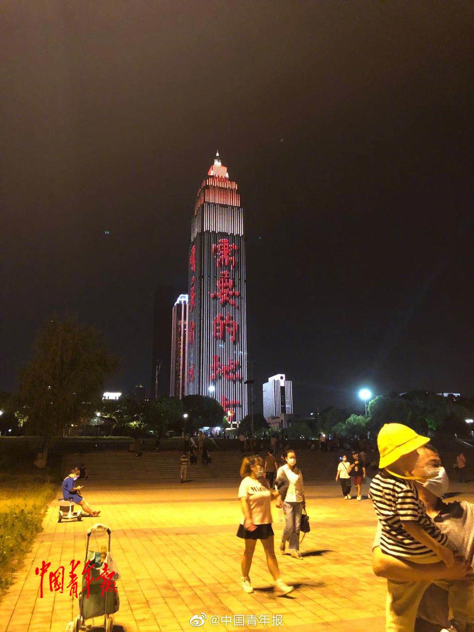 黄色国产老人在小树林里操逼人免费看。