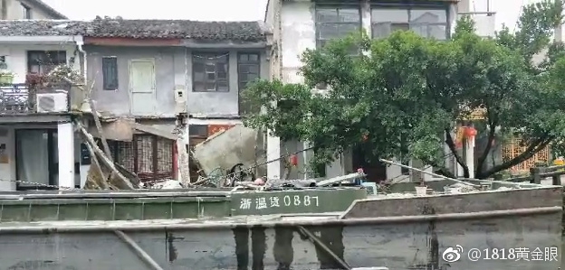 男生的坤坤插入女生的坤坤