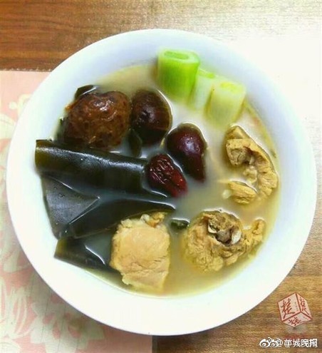 二男一左一右吃奶